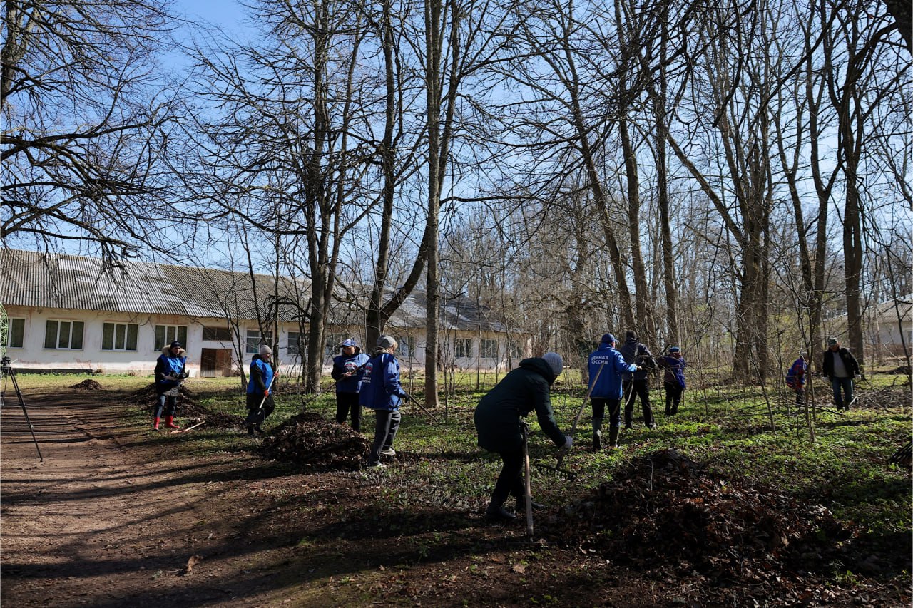 В парке усадьбы Выбити Солецкого округа прошла «Генеральная уборка» В парке усадьбы Выбити Солецкого округа прошла «Генеральная уборка»