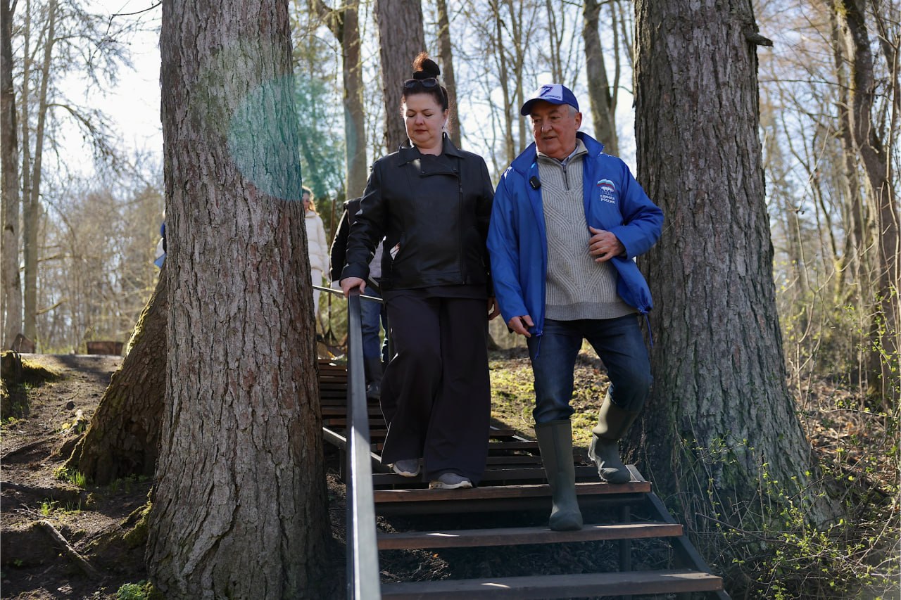 В парке усадьбы Выбити Солецкого округа прошла «Генеральная уборка» В парке усадьбы Выбити Солецкого округа прошла «Генеральная уборка»