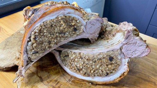 Необычная фаршированная баранина: удивите гостей гречкой и грибами