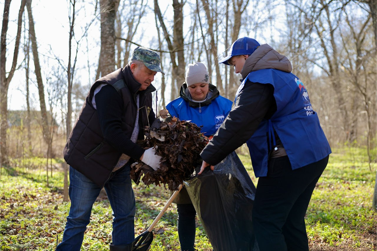 В парке усадьбы Выбити Солецкого округа прошла «Генеральная уборка» В парке усадьбы Выбити Солецкого округа прошла «Генеральная уборка»