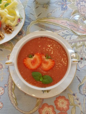 Клубничный гаспачо — идеальный летний суп для знатоков вкусной кухни