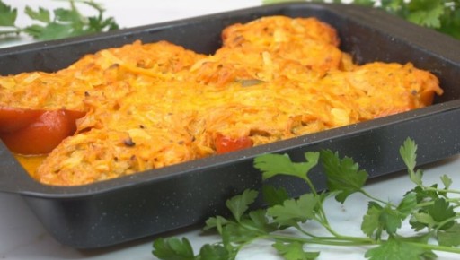 Как удивить своих близких: фаршированные перцы с необычным соусом