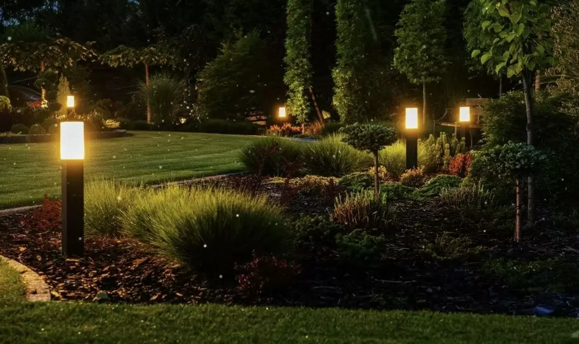 Солнечные и проводные светильники для сада: как выбрать идеальный вариант?