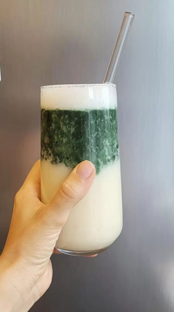 Смело экспериментируйте: мраморный смузи со спирулиной