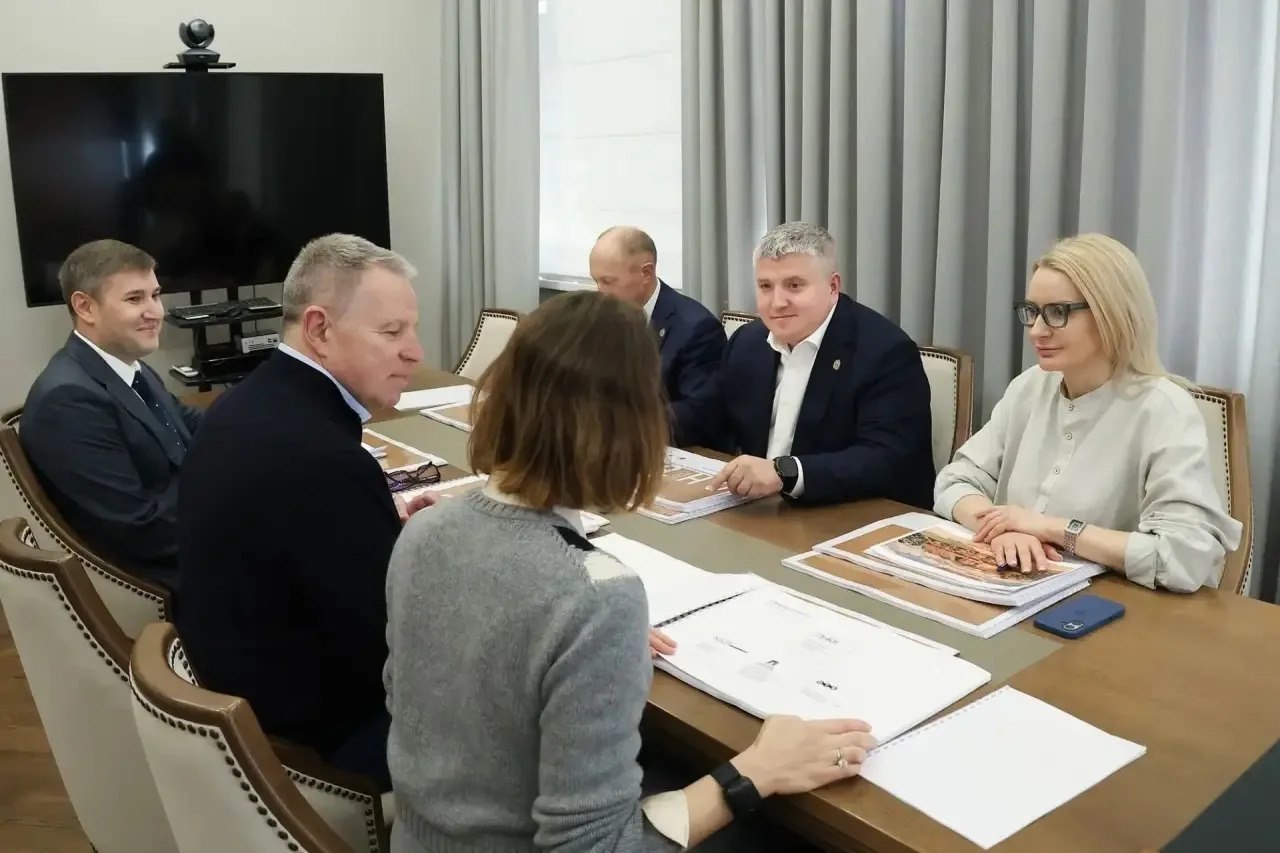 Губернатор Новгородской области Александр Дронов обсудил с инвестором Андреем Комаровым развитие музея-усадьбы С.В. Рахманинова «Онег». Об этом глава региона сообщил в своем канале в мессенджере Max