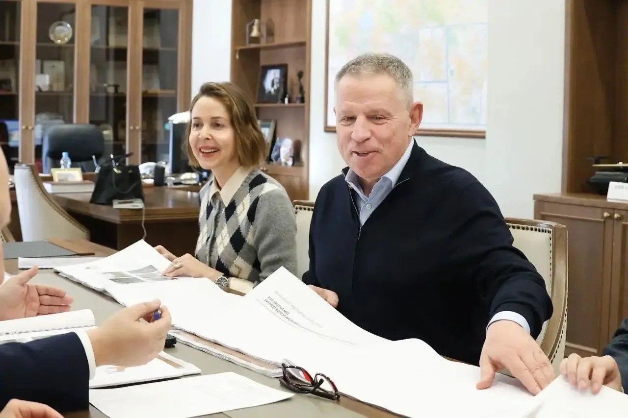 Губернатор Новгородской области Александр Дронов обсудил с инвестором Андреем Комаровым развитие музея-усадьбы С.В. Рахманинова «Онег». Об этом глава региона сообщил в своем канале в мессенджере Max Губернатор Новгородской области Александр Дронов обсудил с инвестором Андреем Комаровым развитие музея-усадьбы С.В. Рахманинова «Онег». Об этом глава региона сообщил в своем канале в мессенджере Max