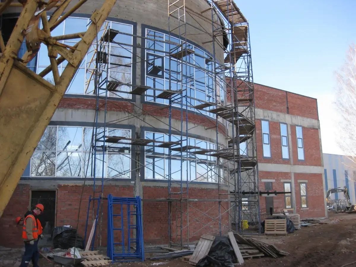 В Боровичах идёт отделка фасада строящегося развлекательного центра В Боровичах идёт отделка фасада строящегося развлекательного центра