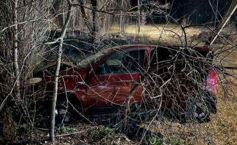 В Боровичах нетрезвая автоледи попала в аварию и повредила бедро