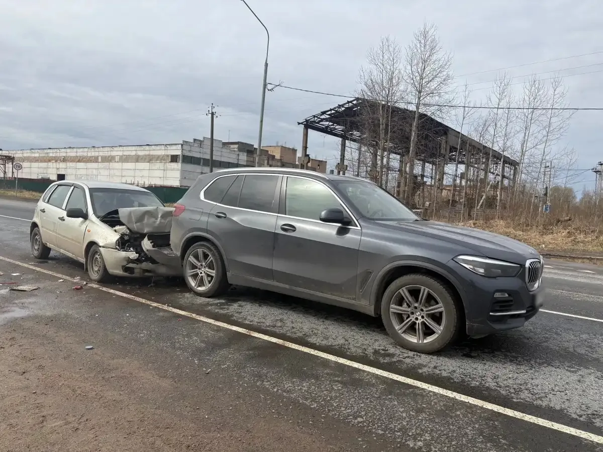 Под Великим Новгородом в ДТП пострадали 8-летняя девочка и 2-летний мальчик