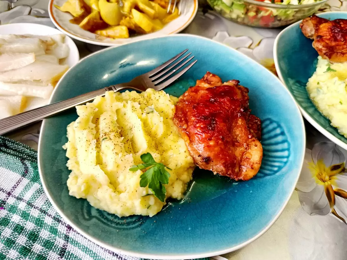 Ароматное вечере с куриными бедрами в аджике: легко и вкусно