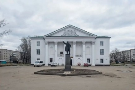 На площади в посёлке Парфино предлагают установить теневые навесы и новую сцену