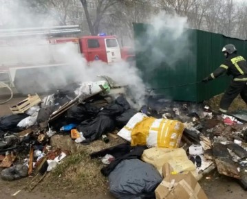 За сутки новгородские пожарные четыре раза выезжали на тушение горящего мусора