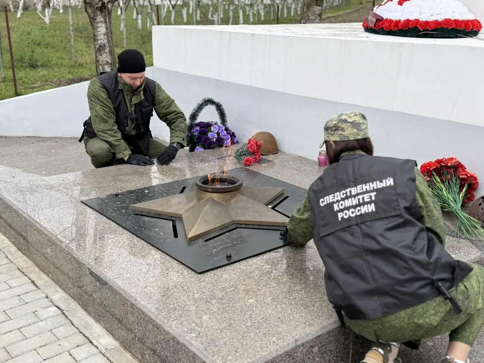 Сотрудники регионального Следственного комитета навели порядок на воинском мемориале в Хутыни Сотрудники регионального Следственного комитета навели порядок на воинском мемориале в Хутыни