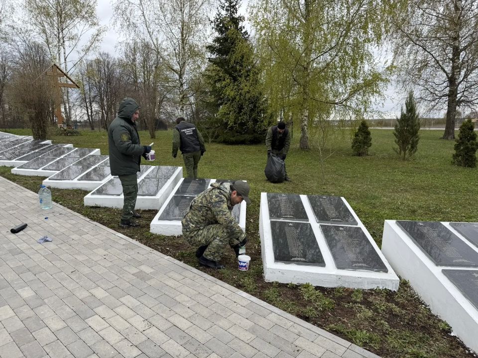 Сотрудники регионального Следственного комитета навели порядок на воинском мемориале в Хутыни Сотрудники регионального Следственного комитета навели порядок на воинском мемориале в Хутыни