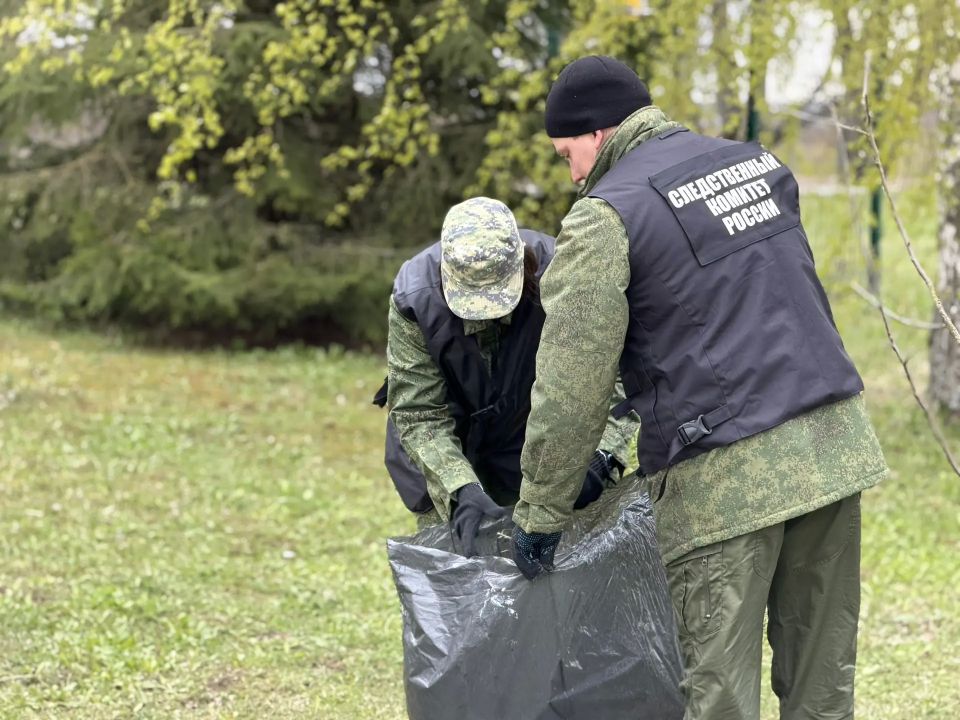 Сотрудники регионального Следственного комитета навели порядок на воинском мемориале в Хутыни Сотрудники регионального Следственного комитета навели порядок на воинском мемориале в Хутыни