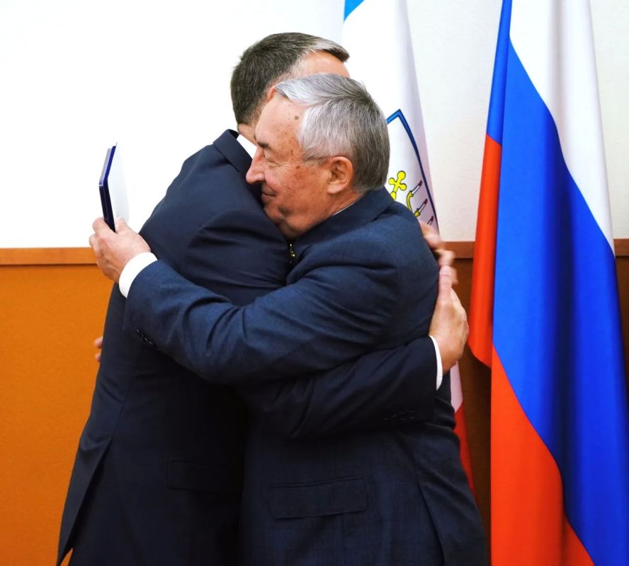 Александр Розбаум: Уважаемые Новгородцы!. Сегодня на большом аппаратном совещании мы все вместе поздравили с красивым Юбилеем, 75-летием Председателя Новгородской областной Думы Юрия Ивановича Бобрышева Александр Розбаум: Уважаемые Новгородцы!. Сегодня на большом аппаратном совещании мы все вместе поздравили с красивым Юбилеем, 75-летием Председателя Новгородской областной Думы Юрия Ивановича Бобрышева