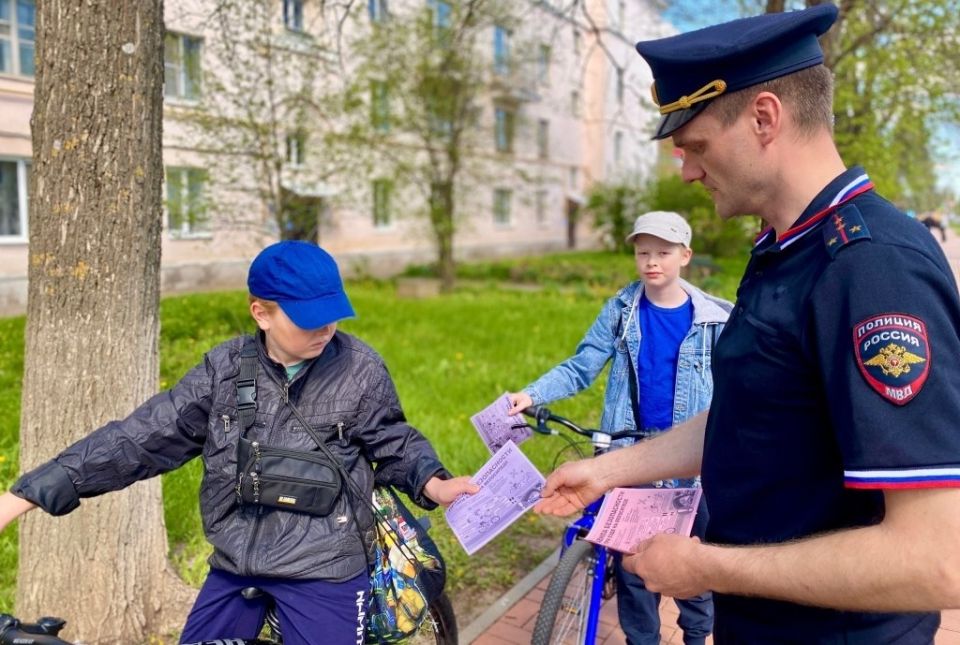 При проведении профилактической работы с участниками дорожного движения в весенне-летний период сотрудники Госавтоинспекции области и активисты охватывают различные площадки для детского досуга и пешеходные зоны