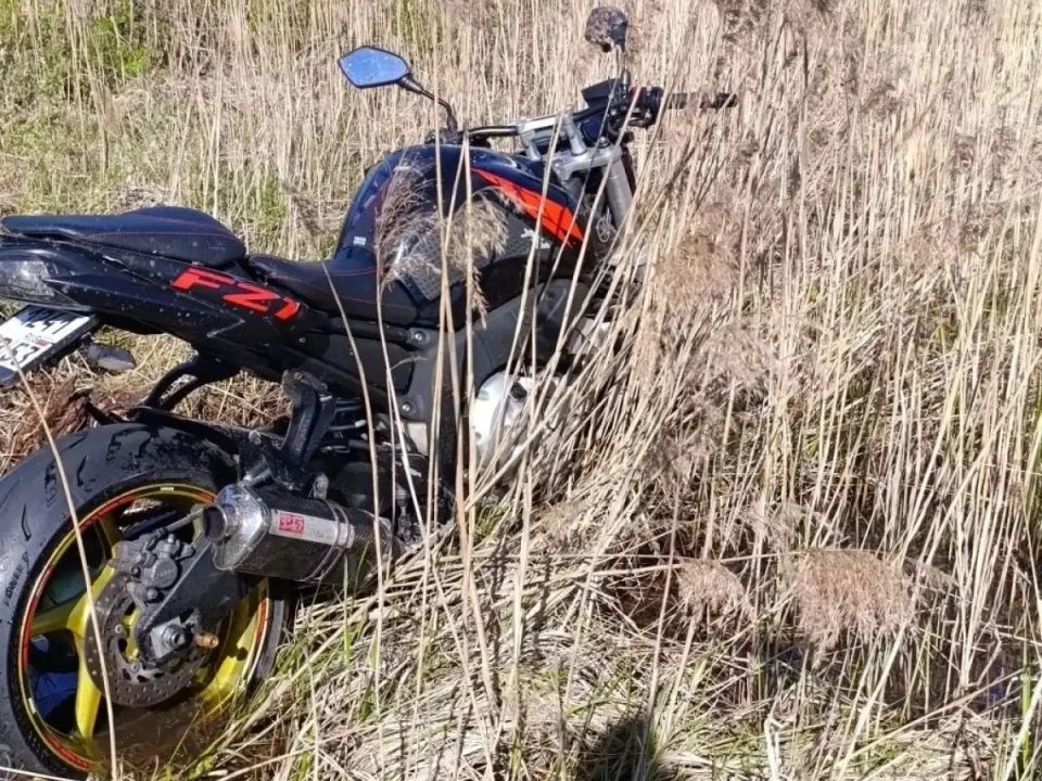 Под Великим Новгородом женщина на «Ямахе» врезалась в кроссовер «Рено Дастер»