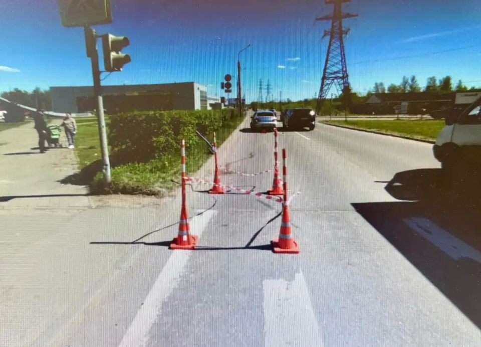 Ехавший на «красный» 17-летний новгородец на электросамокате врезался в «Пежо»