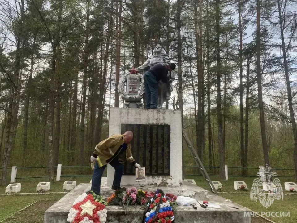 Герои не забыты. Спасатели продолжают приводить в порядок подшефные братские захоронения солдат, павших в годы Великой Отечественной войны Герои не забыты. Спасатели продолжают приводить в порядок подшефные братские захоронения солдат, павших в годы Великой Отечественной войны