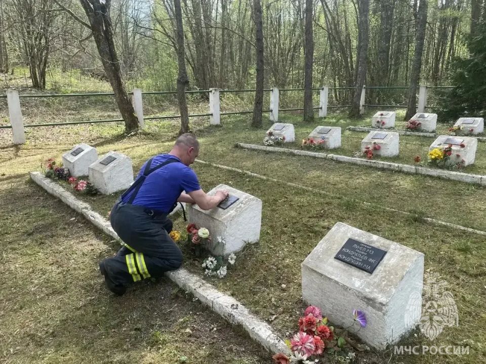 Герои не забыты. Спасатели продолжают приводить в порядок подшефные братские захоронения солдат, павших в годы Великой Отечественной войны Герои не забыты. Спасатели продолжают приводить в порядок подшефные братские захоронения солдат, павших в годы Великой Отечественной войны