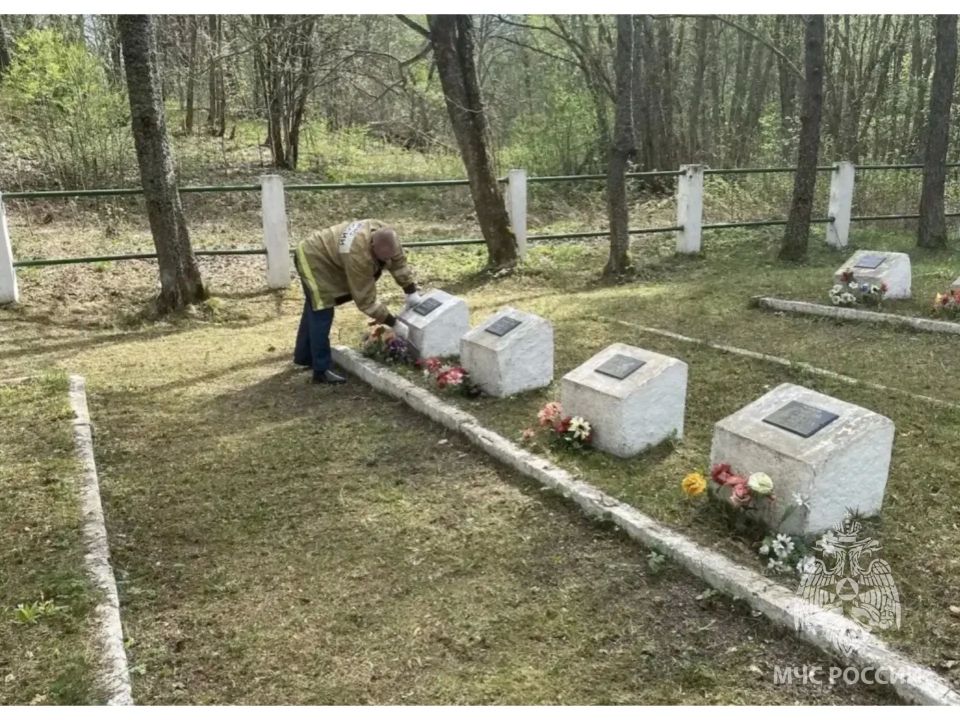 Герои не забыты. Спасатели продолжают приводить в порядок подшефные братские захоронения солдат, павших в годы Великой Отечественной войны Герои не забыты. Спасатели продолжают приводить в порядок подшефные братские захоронения солдат, павших в годы Великой Отечественной войны