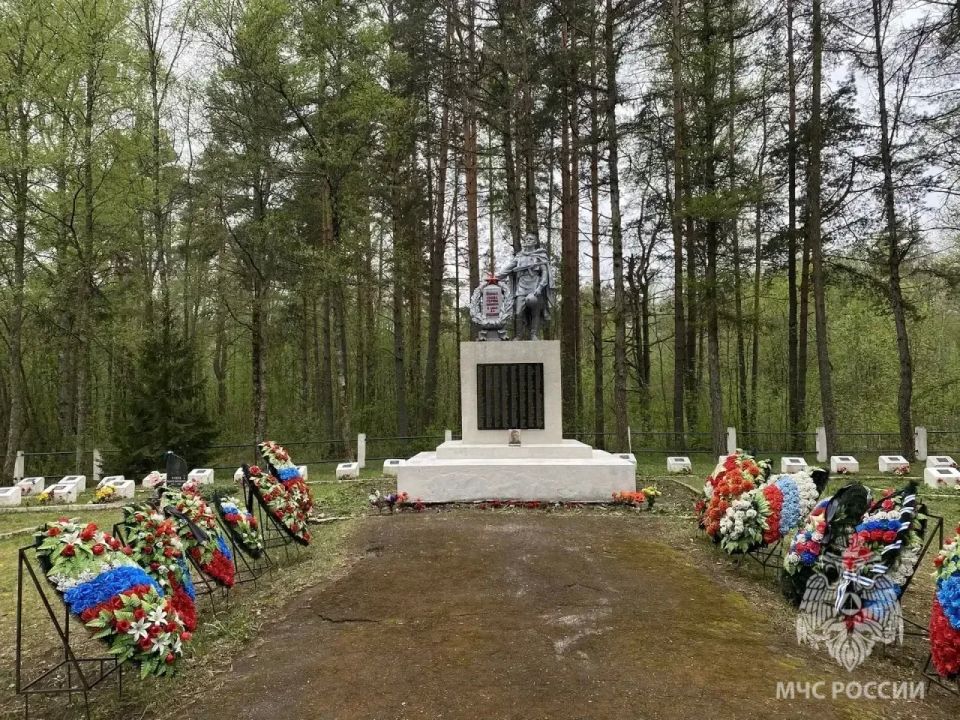 Герои не забыты. Спасатели продолжают приводить в порядок подшефные братские захоронения солдат, павших в годы Великой Отечественной войны