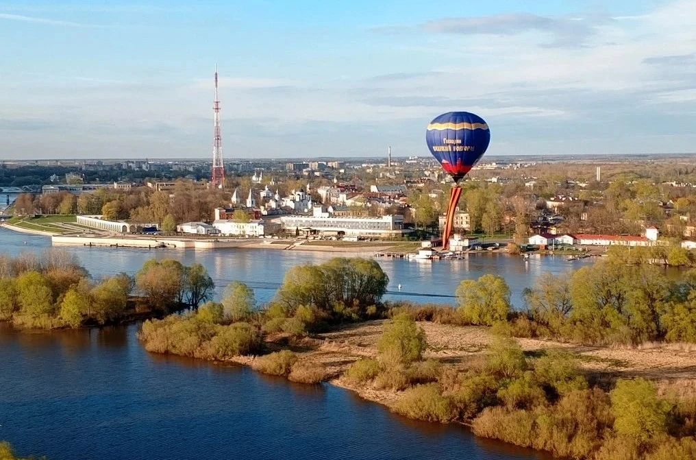 Новгородцы подняли в небо 22-метровую Георгиевскую ленту Новгородцы подняли в небо 22-метровую Георгиевскую ленту