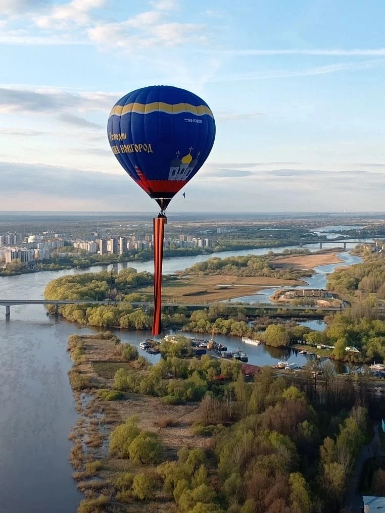 Новгородцы подняли в небо 22-метровую Георгиевскую ленту Новгородцы подняли в небо 22-метровую Георгиевскую ленту