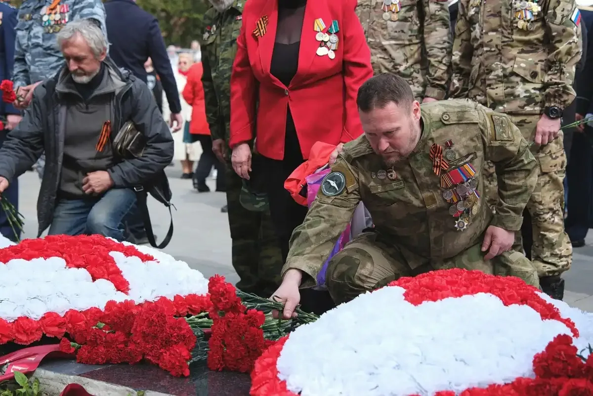 У монумента Победы в Великом Новгороде почтили память погибших в Великой Отечественной войне