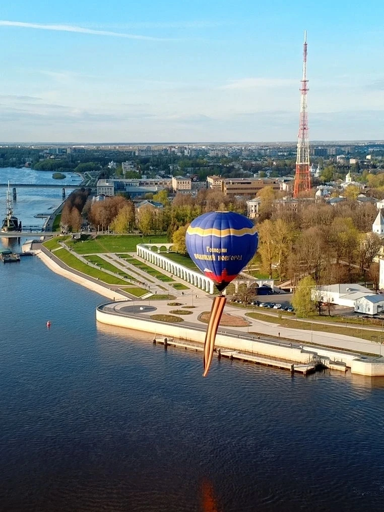 Новгородцы подняли в небо 22-метровую Георгиевскую ленту Новгородцы подняли в небо 22-метровую Георгиевскую ленту