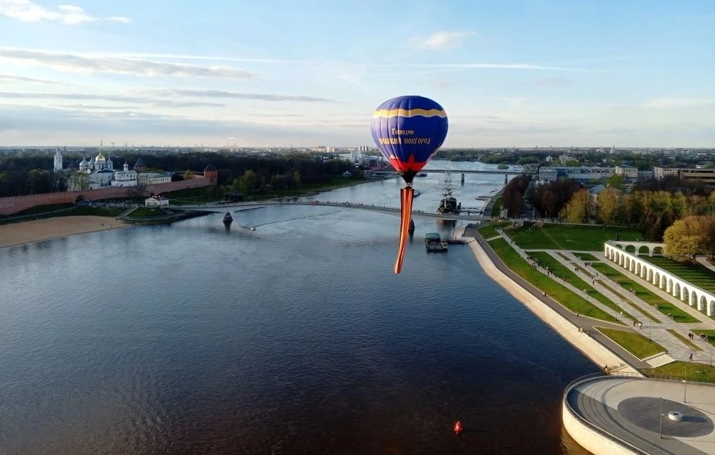 Новгородцы подняли в небо 22-метровую Георгиевскую ленту Новгородцы подняли в небо 22-метровую Георгиевскую ленту