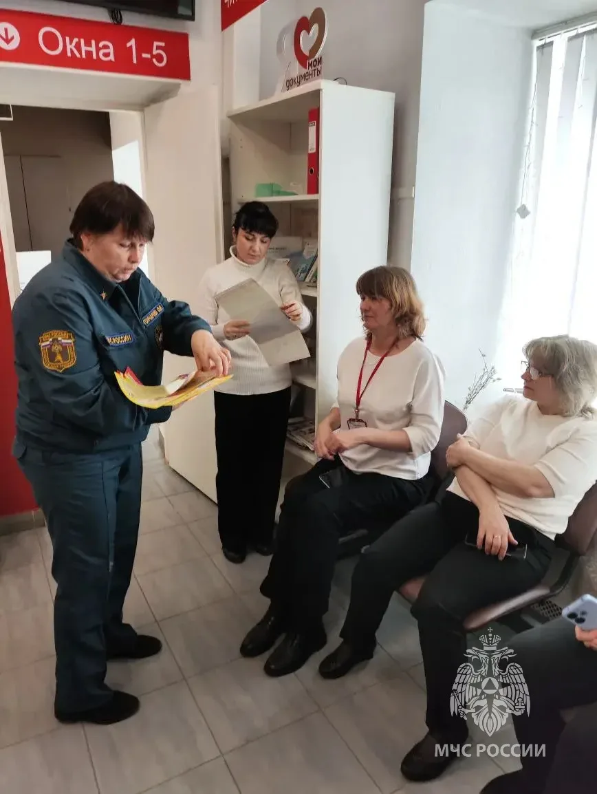 Знания - лучшая защита!. Специалисты управления надзорной деятельности и профилактической работы Главного управления МЧС России по Новгородской области провели противопожарный инструктаж для работников многофункционального... Знания - лучшая защита!. Специалисты управления надзорной деятельности и профилактической работы Главного управления МЧС России по Новгородской области провели противопожарный инструктаж для работников многофункционального...