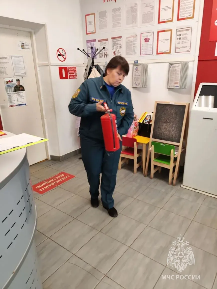 Знания - лучшая защита!. Специалисты управления надзорной деятельности и профилактической работы Главного управления МЧС России по Новгородской области провели противопожарный инструктаж для работников многофункционального... Знания - лучшая защита!. Специалисты управления надзорной деятельности и профилактической работы Главного управления МЧС России по Новгородской области провели противопожарный инструктаж для работников многофункционального...