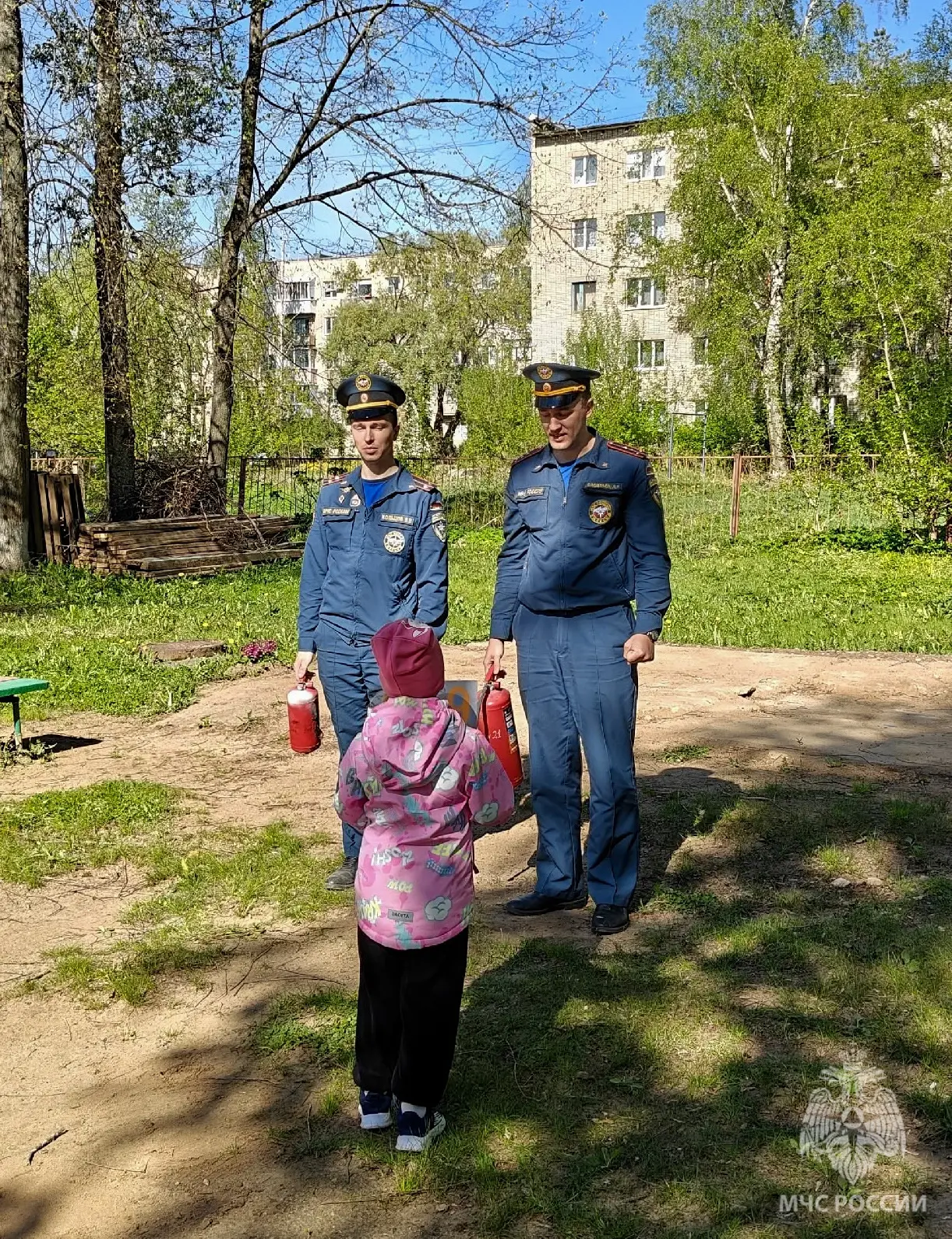 Огонь друг или враг?. В детском саду «Ладушки» в Старой Руссе сотрудники отдела надзорной деятельности и профилактической работы провели для малышей познавательное занятие по пожарной безопасности Огонь друг или враг?. В детском саду «Ладушки» в Старой Руссе сотрудники отдела надзорной деятельности и профилактической работы провели для малышей познавательное занятие по пожарной безопасности