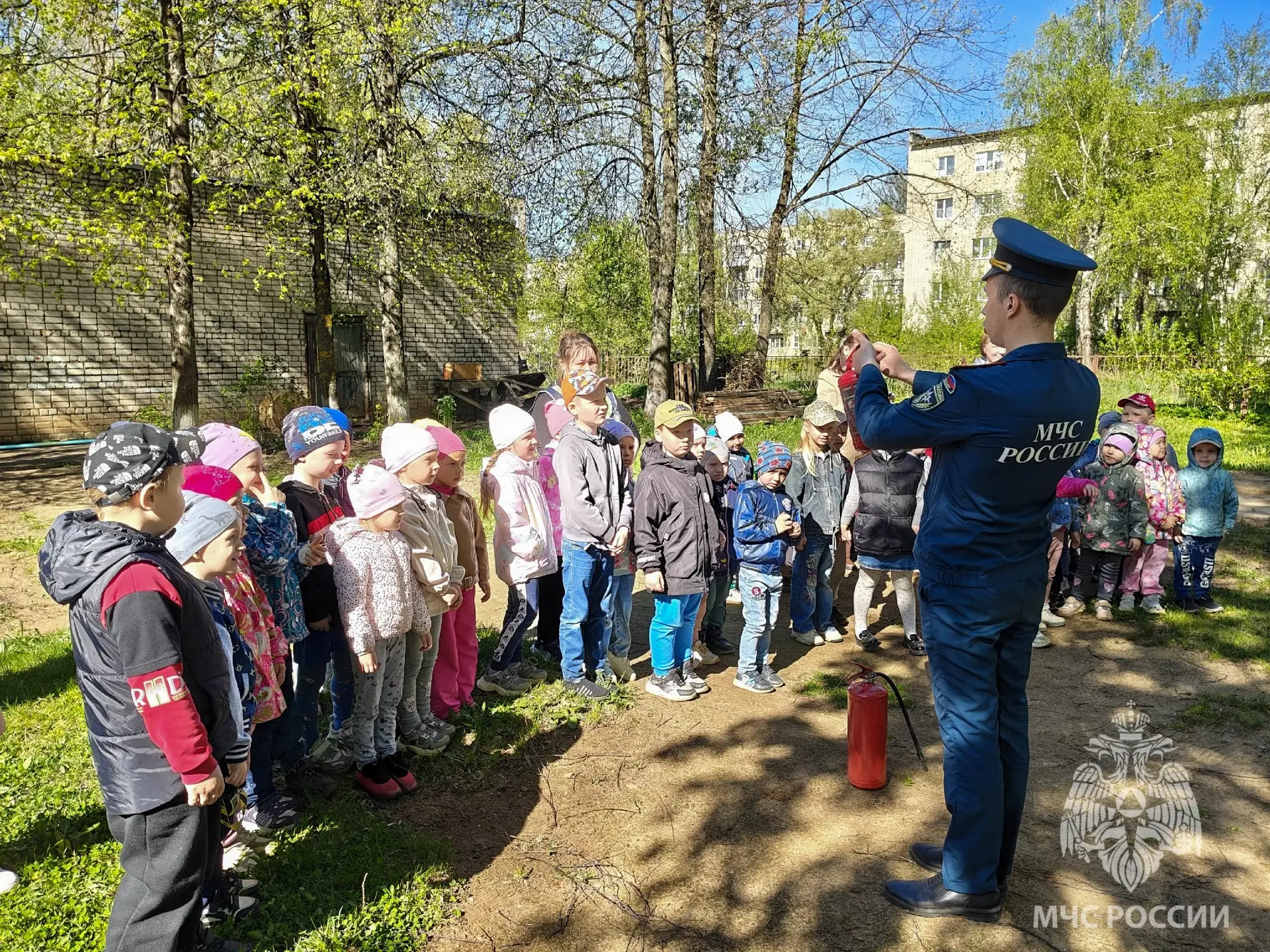 Огонь друг или враг?. В детском саду «Ладушки» в Старой Руссе сотрудники отдела надзорной деятельности и профилактической работы провели для малышей познавательное занятие по пожарной безопасности Огонь друг или враг?. В детском саду «Ладушки» в Старой Руссе сотрудники отдела надзорной деятельности и профилактической работы провели для малышей познавательное занятие по пожарной безопасности