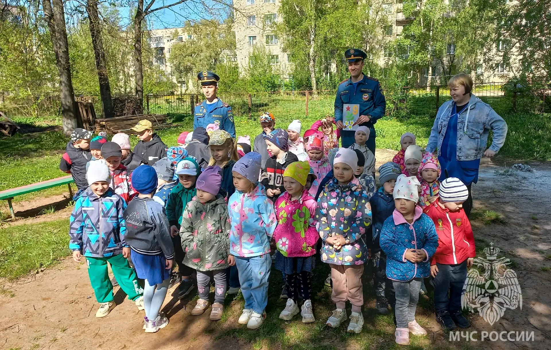 Огонь друг или враг?. В детском саду «Ладушки» в Старой Руссе сотрудники отдела надзорной деятельности и профилактической работы провели для малышей познавательное занятие по пожарной безопасности