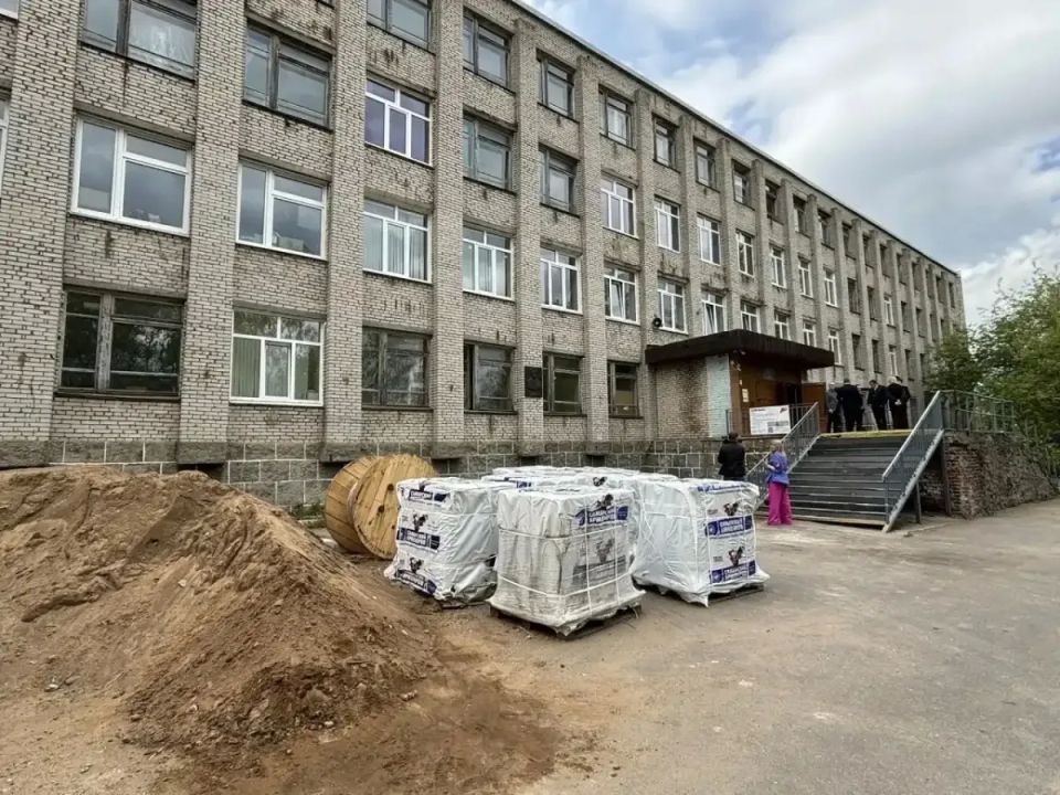 В школе в Кречевицах монтируют системы видеонаблюдения и пожарной сигнализации