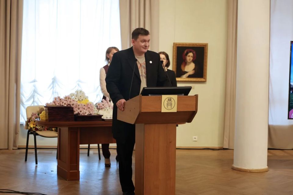 Илья Костусенко поздравил коллектив Новгородского музея-заповедника Илья Костусенко поздравил коллектив Новгородского музея-заповедника