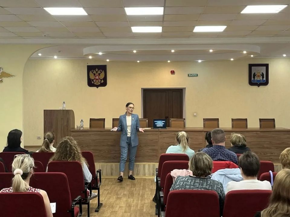 Новгородских полицейских обучили тонкостям делового этикета Новгородских полицейских обучили тонкостям делового этикета