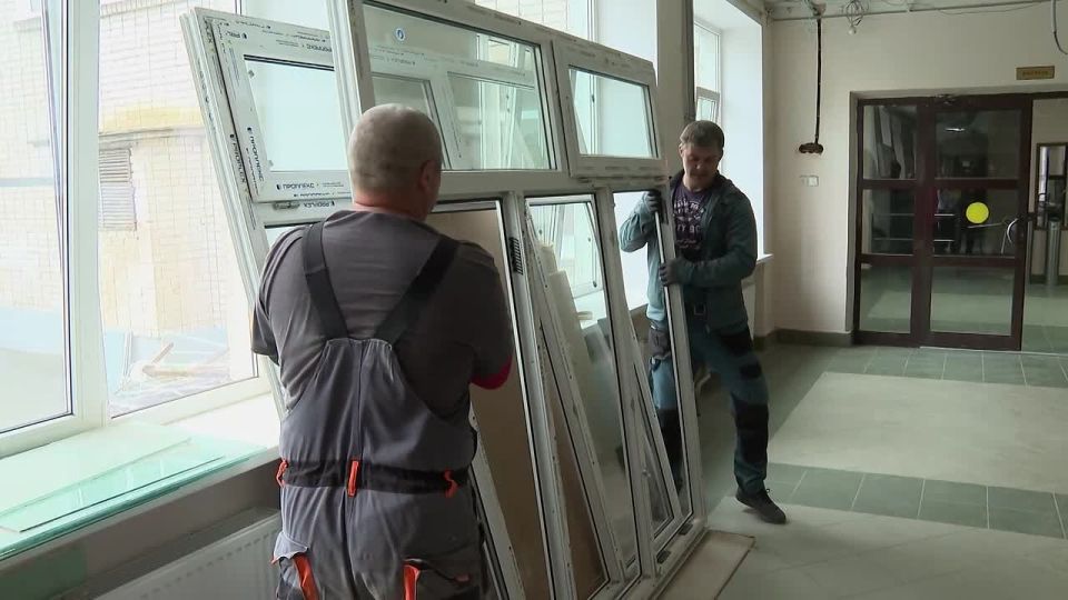 В Великом Новгороде продолжаются работы по капитальному ремонту школы № 25