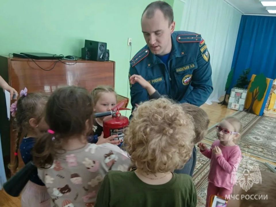 Огонь, стой!. Инспекторы управления надзорной деятельности и профилактической работы провели урок безопасности в старорусском детском саду «Орлёнок» Огонь, стой!. Инспекторы управления надзорной деятельности и профилактической работы провели урок безопасности в старорусском детском саду «Орлёнок»