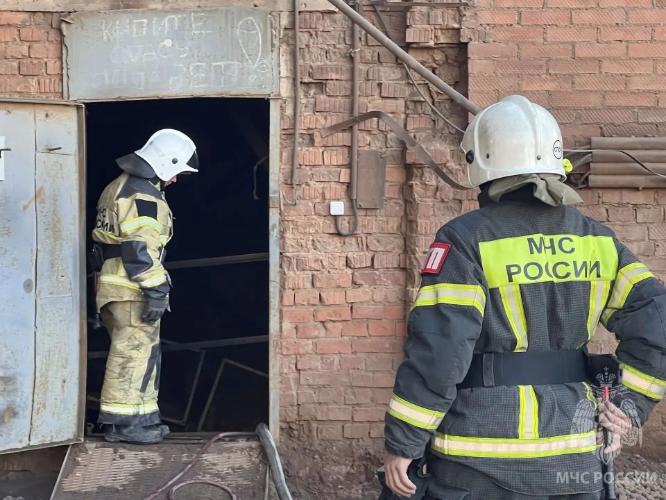Дознаватели МЧС России работают на месте пожара в Великом Новгороде Дознаватели МЧС России работают на месте пожара в Великом Новгороде
