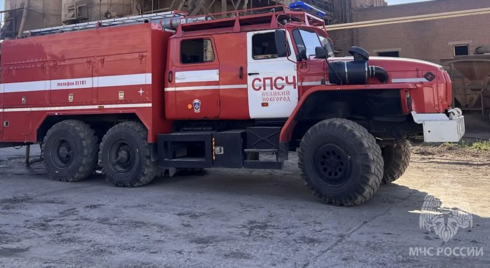 Дознаватели МЧС России работают на месте пожара в Великом Новгороде Дознаватели МЧС России работают на месте пожара в Великом Новгороде