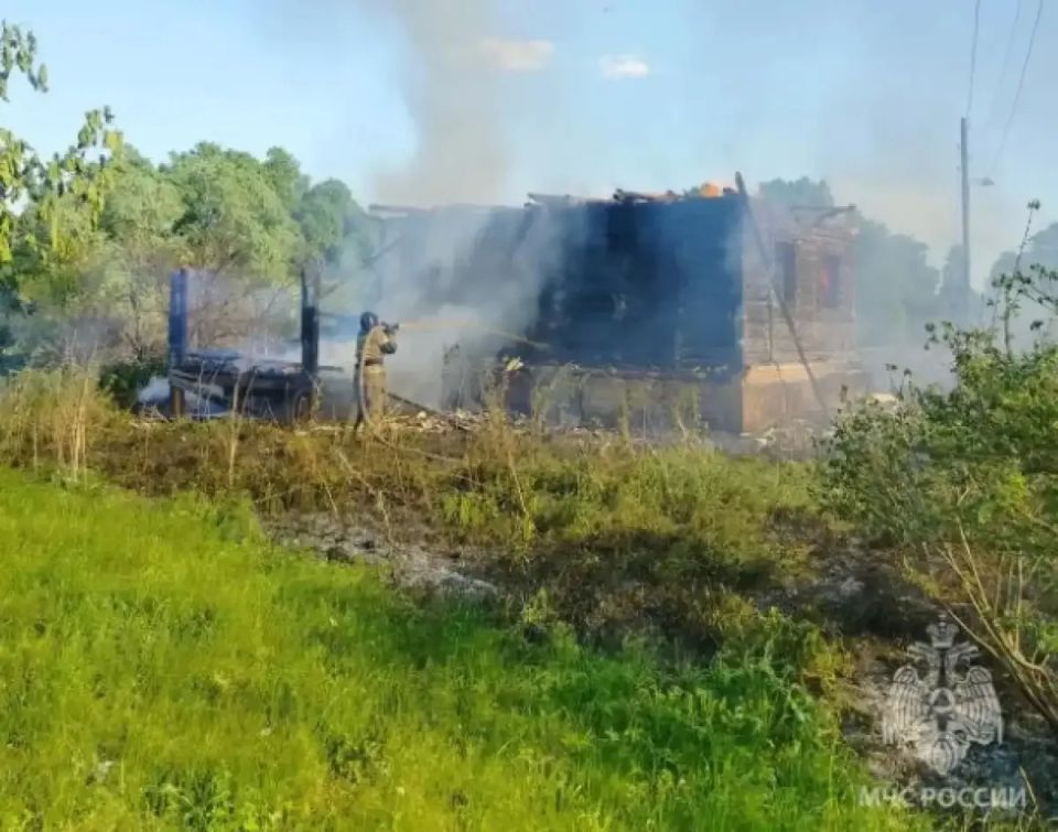В Старорусском округе сгорели два неэксплуатируемых дома
