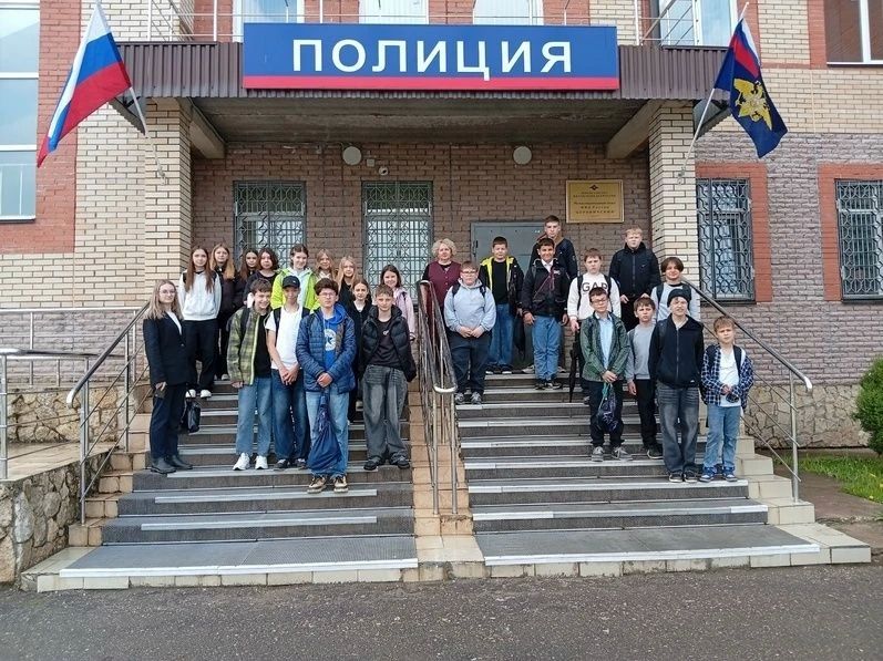 Боровичские школьники в гостях у полицейских: день правовых знаний и патриотизма Боровичские школьники в гостях у полицейских: день правовых знаний и патриотизма