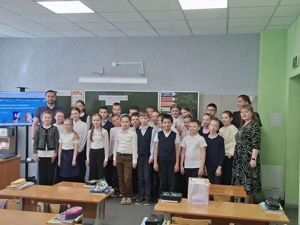 Боровичским школьникам рассказали, как не попасться на телефонных мошенников