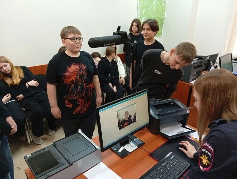 Боровичские школьники в гостях у полицейских: день правовых знаний и патриотизма