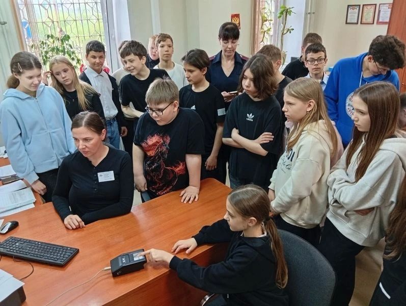 Боровичские школьники в гостях у полицейских: день правовых знаний и патриотизма Боровичские школьники в гостях у полицейских: день правовых знаний и патриотизма