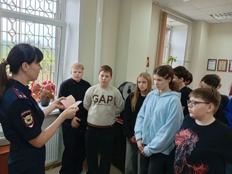 Боровичские школьники в гостях у полицейских: день правовых знаний и патриотизма Боровичские школьники в гостях у полицейских: день правовых знаний и патриотизма